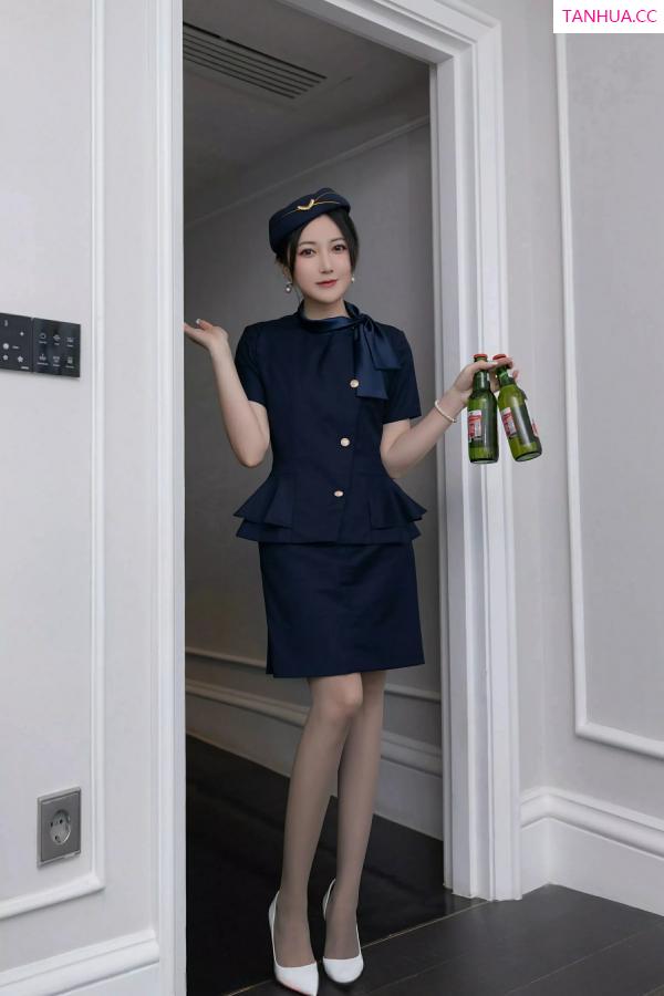鱼子酱fish  [XiuRen]高清写真图 2025.04.11 No.10142 鱼子酱Fish 空姐制服第2张图片